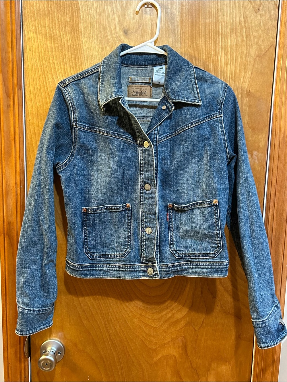 Levi’s Women’s Cropped Denim Trucker Jacket Size Medium Vintage Wash Two-Pocket